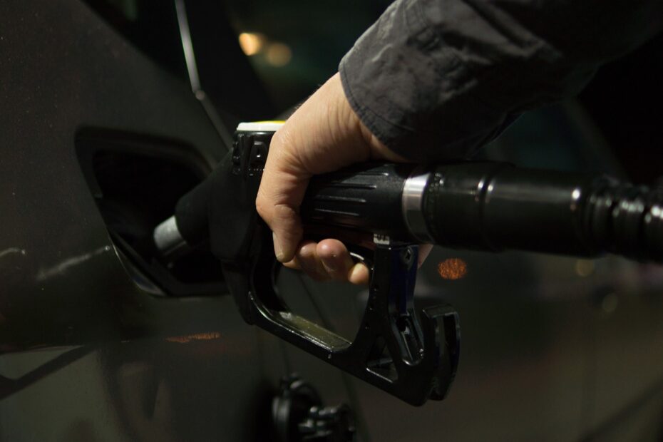 Como economizar combustível do carro: dicas e truques