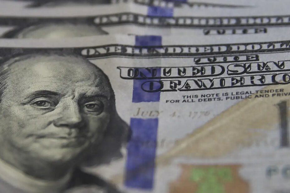 Dólar encosta em R$ 5 com dados de seguro-desemprego nos EUA